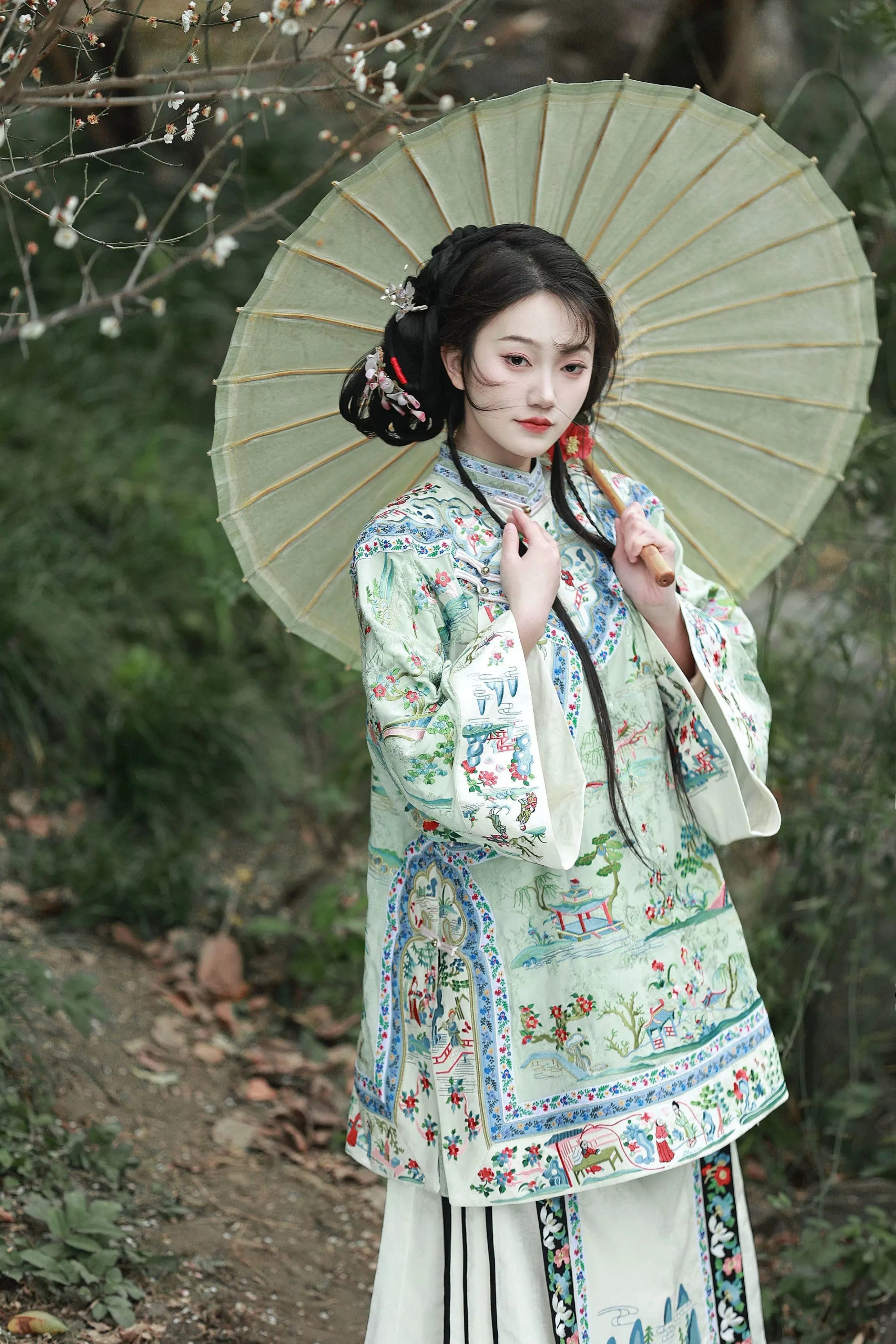 Hu Pan 湖畔 Lakeside Qing Han Embroidered Set