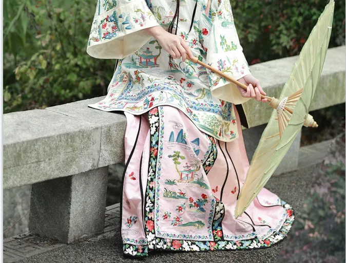 Hu Pan 湖畔 Lakeside Qing Han Embroidered Set