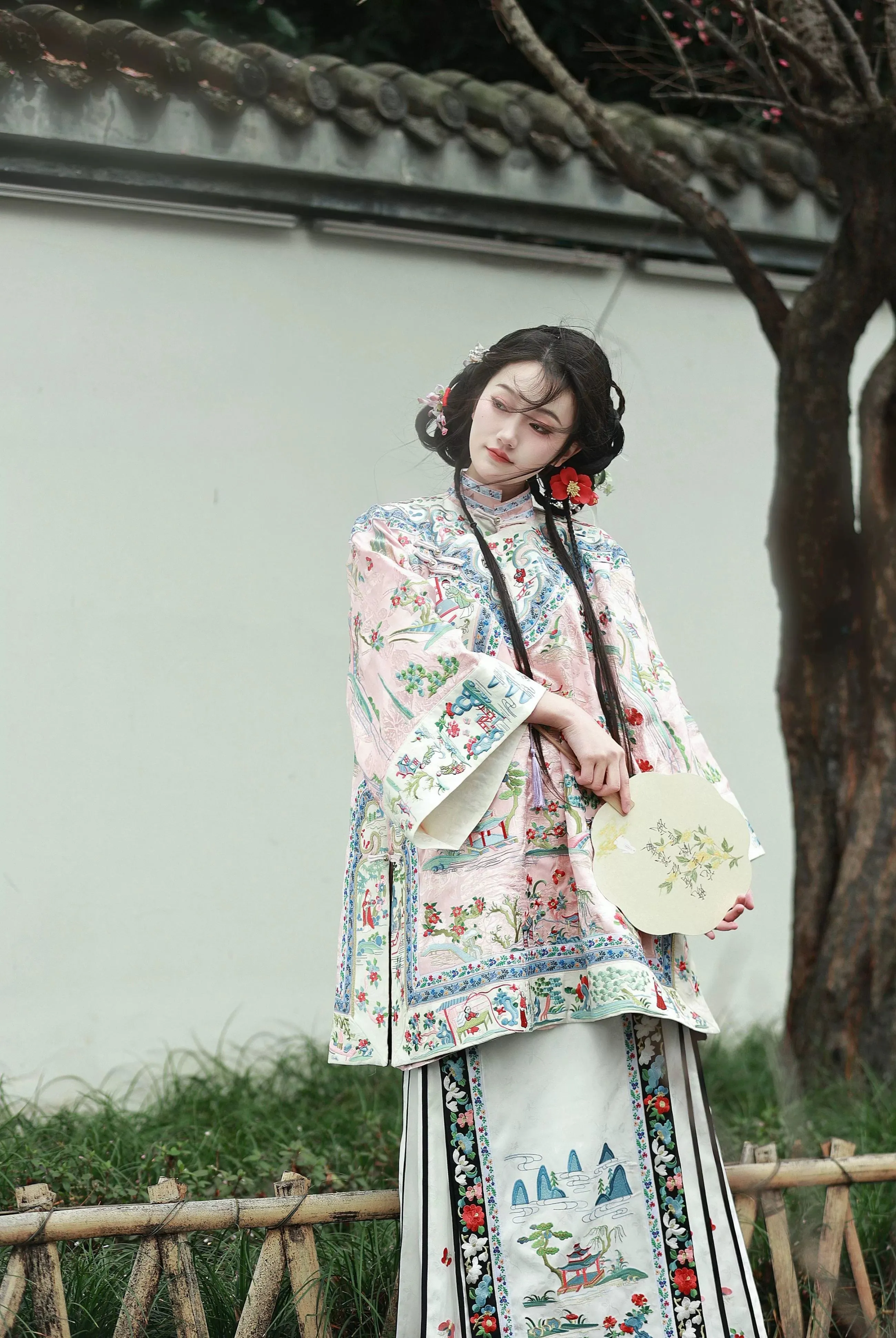 Hu Pan 湖畔 Lakeside Qing Han Embroidered Set