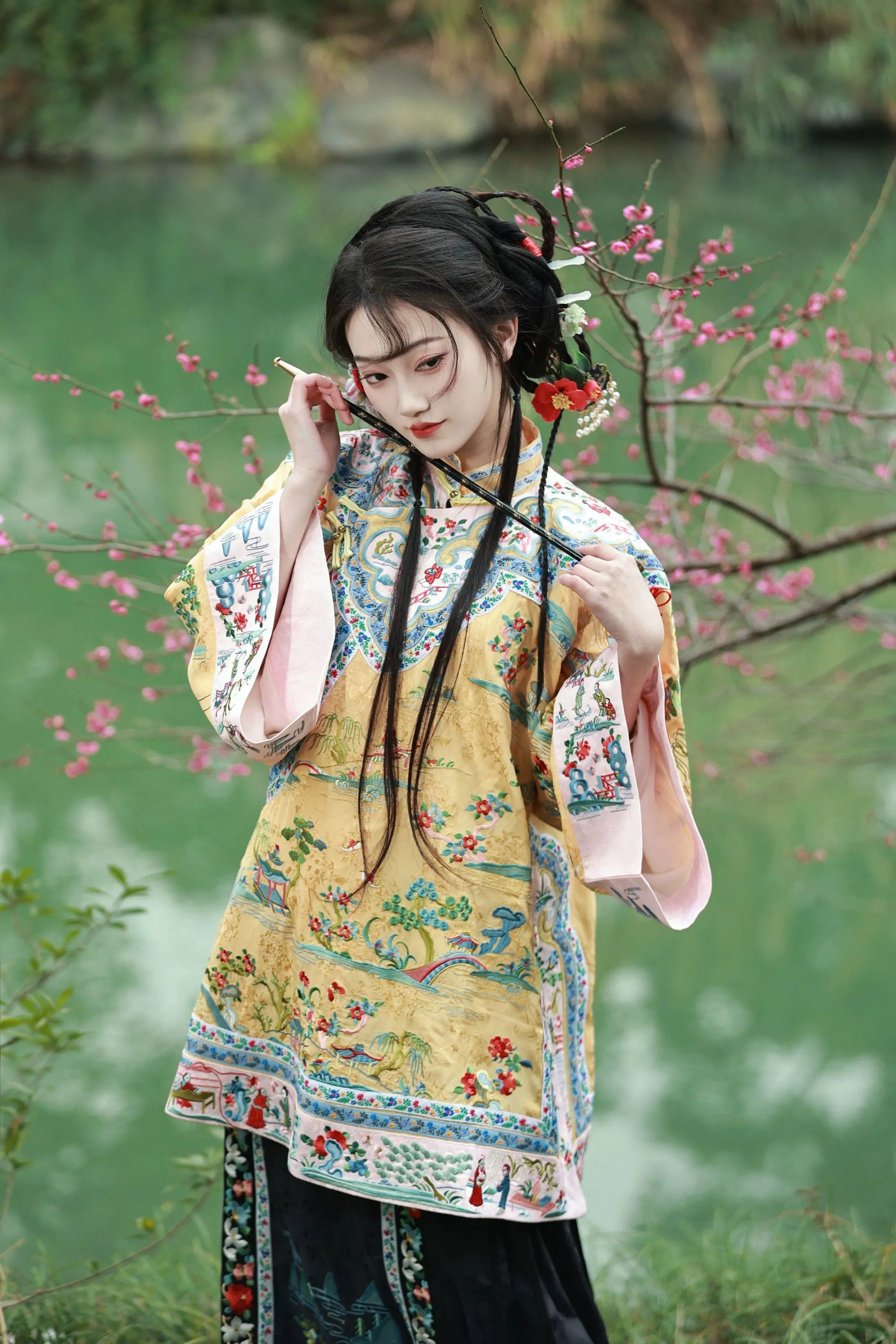 Hu Pan 湖畔 Lakeside Qing Han Embroidered Set