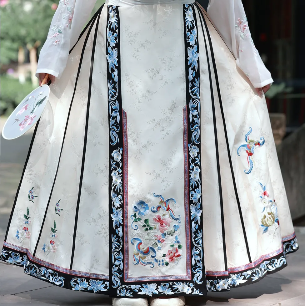 Mei Gui 玫瑰 Rose Cloud Embroidered Qing Han Set